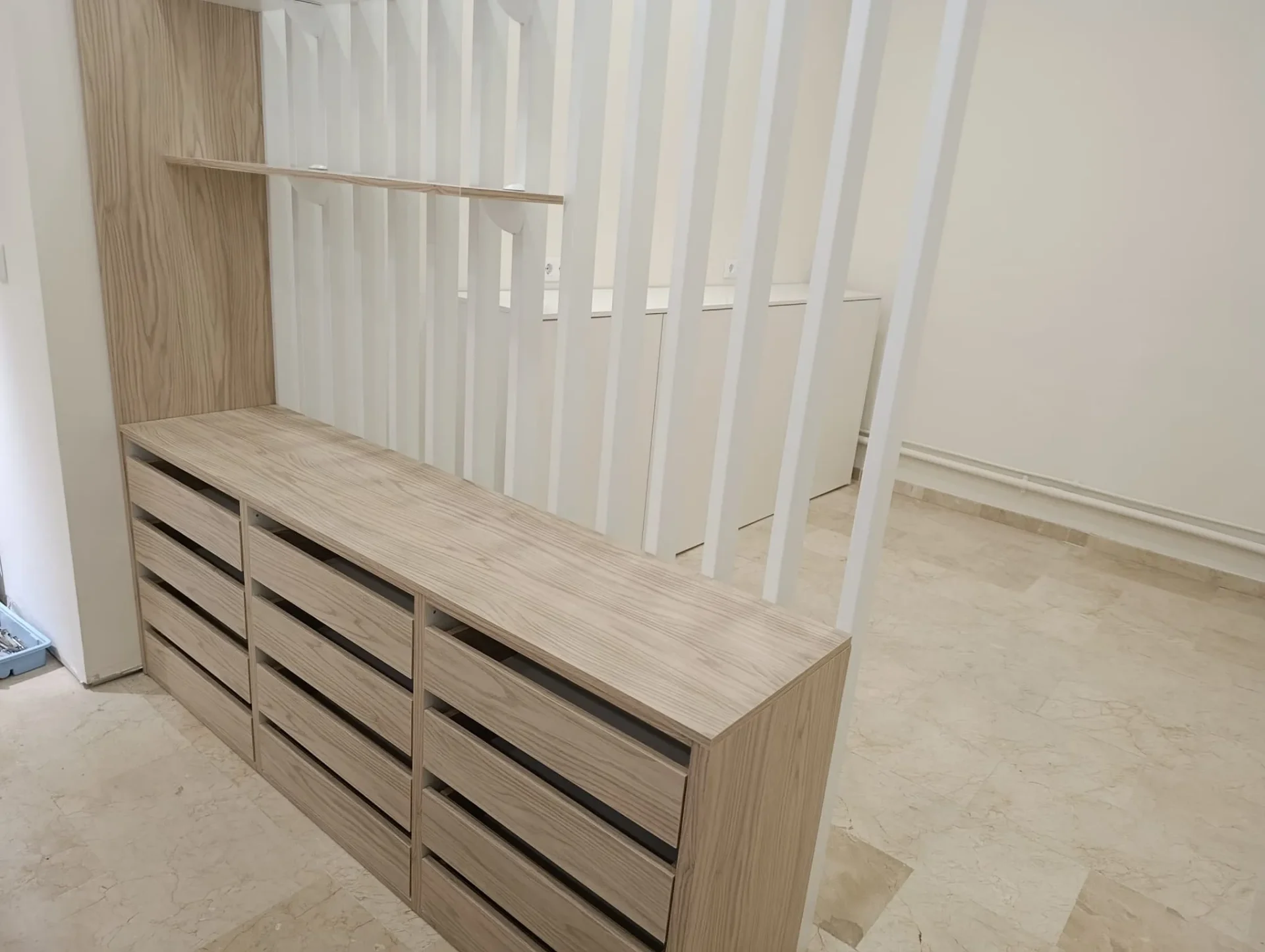 Cajonera con celosía