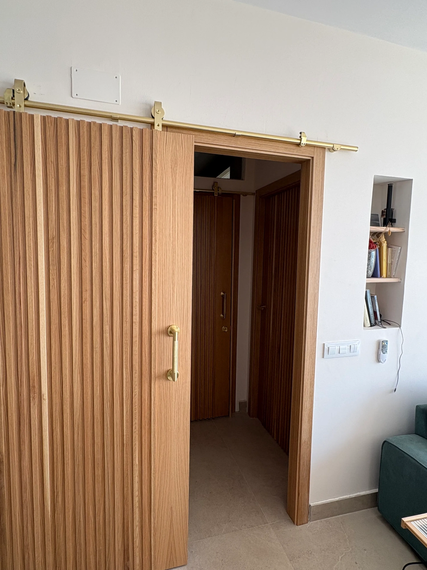 Puerta corredera con guía de latón