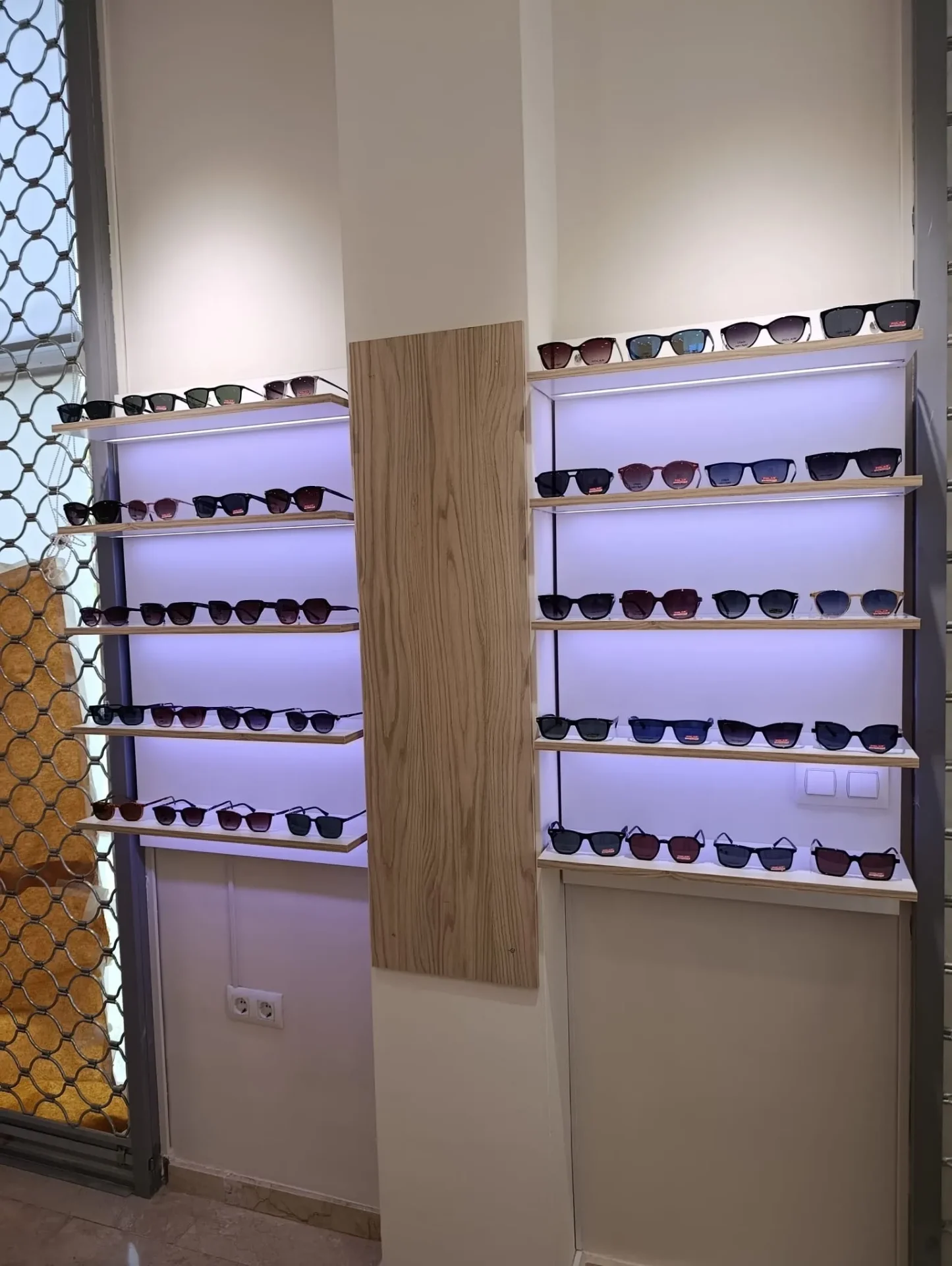 Óptica Estuvisión · Expositor de gafas de sol
