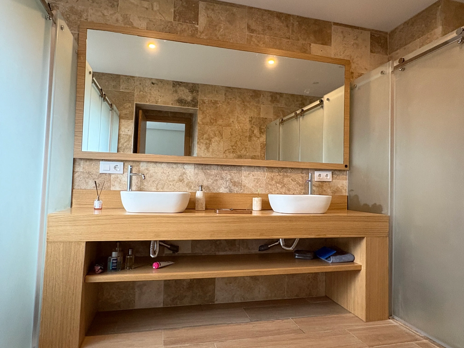 Baño doble en travertino
