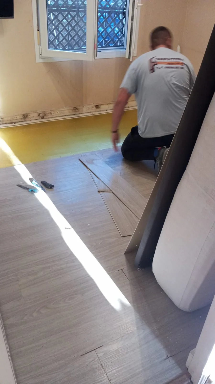 Instalación de suelo de tarima de madera por el carpintero