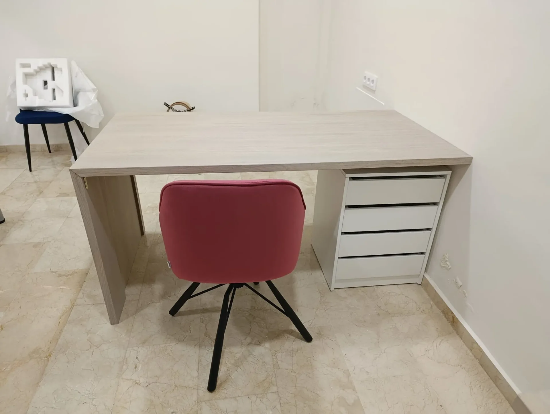 Escritorio con cajonera lateral