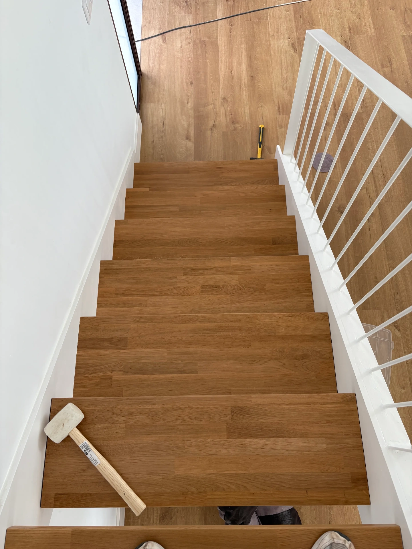 Escalera de madera de roble con peldaños macizos y barandilla blanca