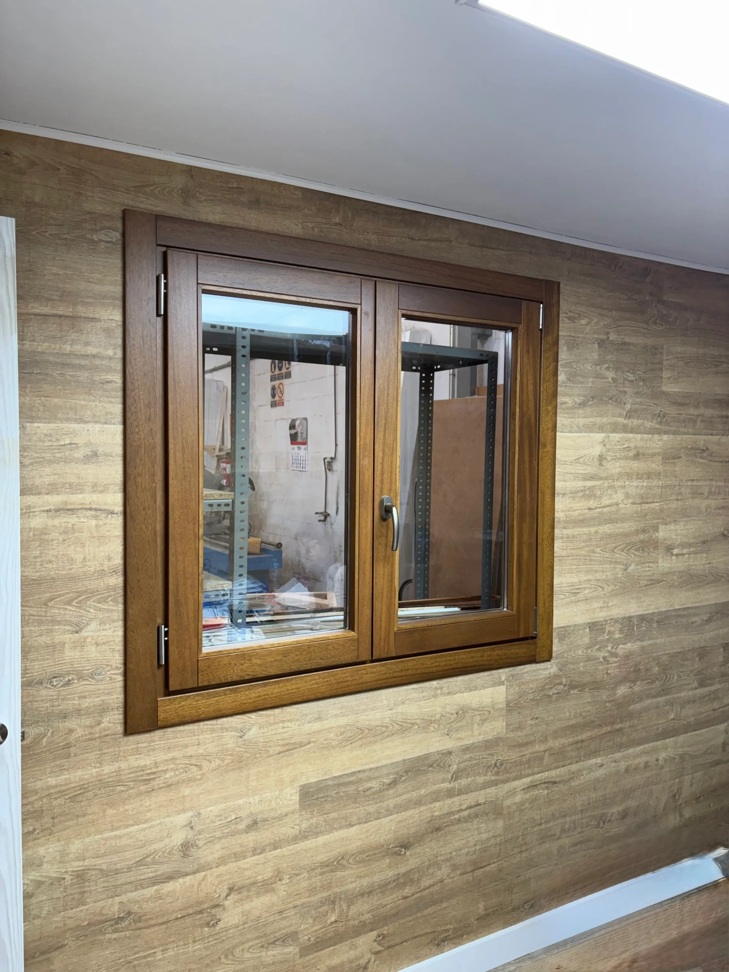 Ventana de madera maciza