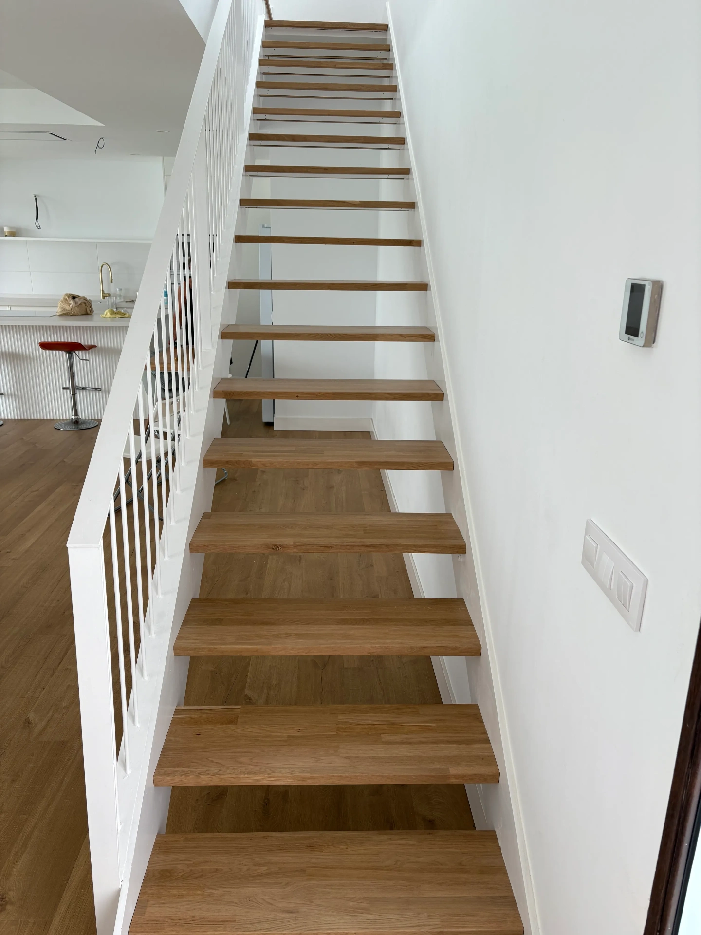 Escalera de madera de roble ascendente con barandilla blanca