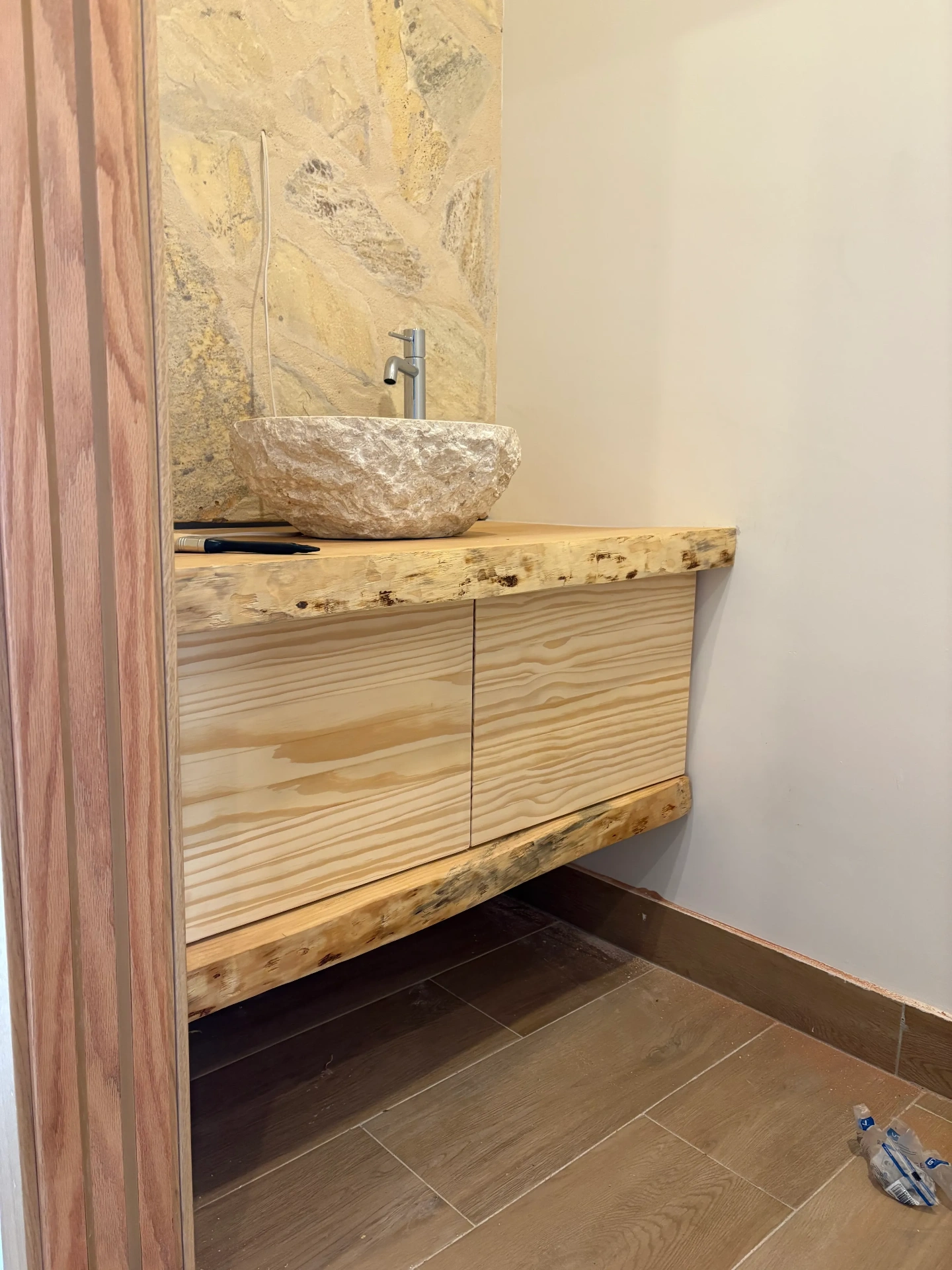 Lavabo de piedra sobre pino