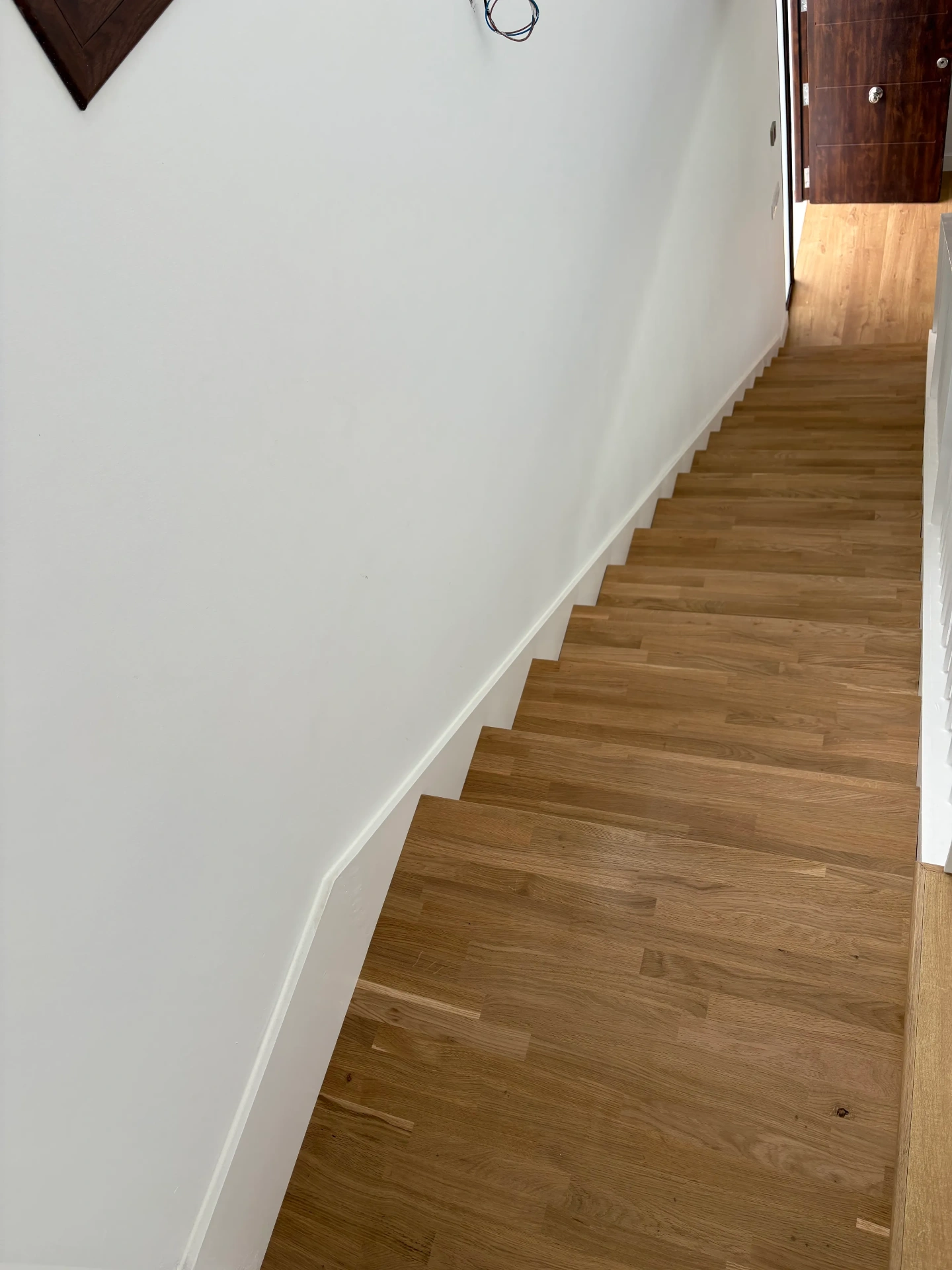 Rellano y escalera de madera de roble
