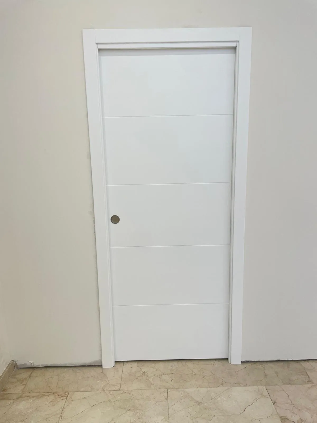 Puerta lacada blanca minimal
