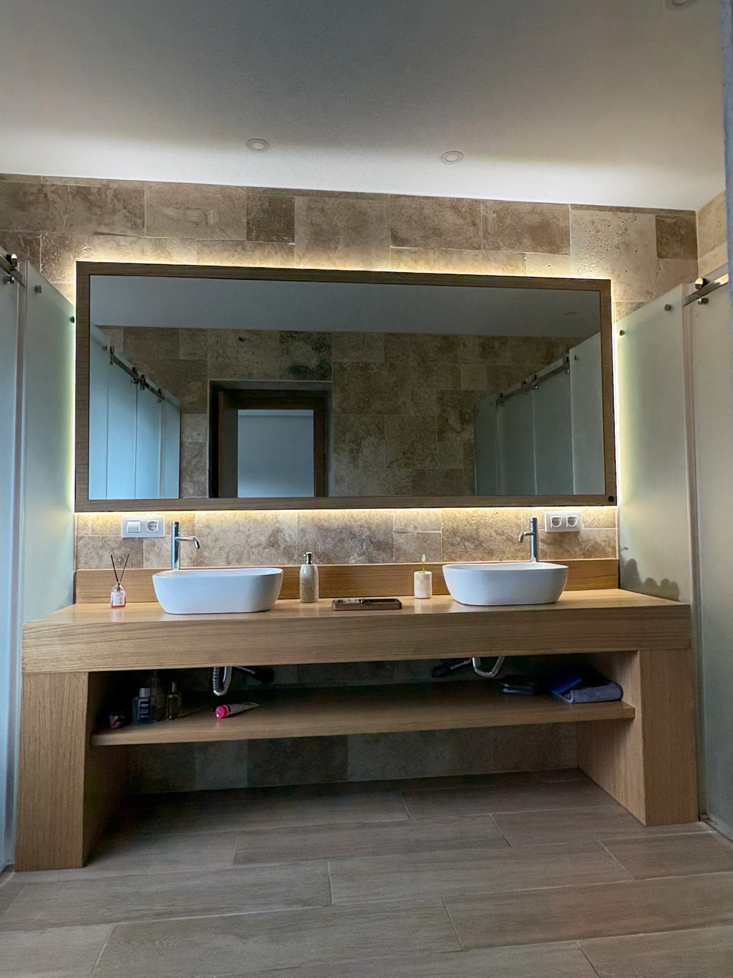 Baño con doble lavabo y LED